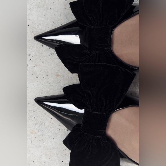 Adorable black kitten heels with a big bow on the front. - Picture 3 of 4